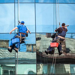 Почистване на фасади по алпийски способ