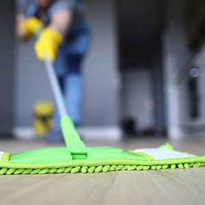 Почистане и обработка на подови настилки в дома