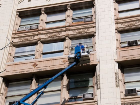 Почистване на фасади от земя или скеле